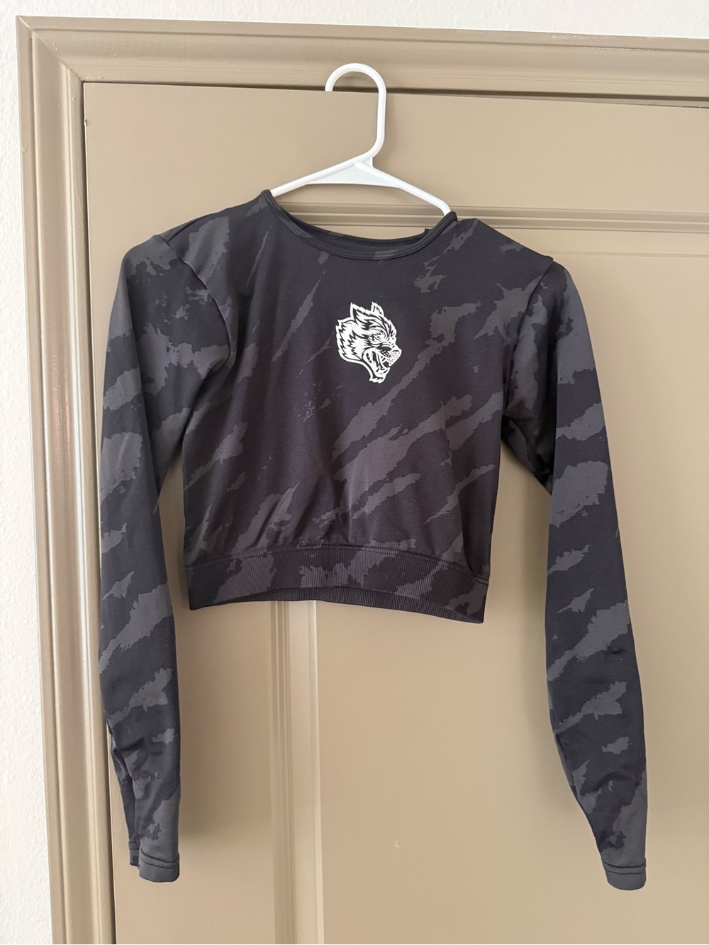 Darc Sport Women's Black/Gray Camo Cropped Long Sleeve Crew Neck Top Size S